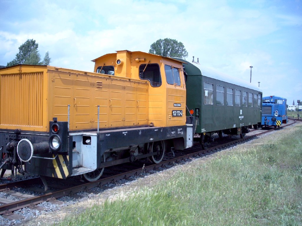 102 vor zweiachsigen Reko-Wagen der Deutschen reichsbahn, Bw Stafurt Juni 2005