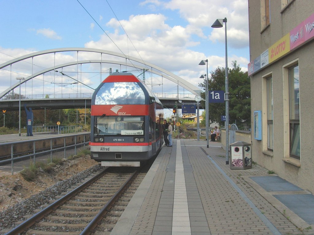 Am Hausbahnsteig in Dessau Hbf, September 2009