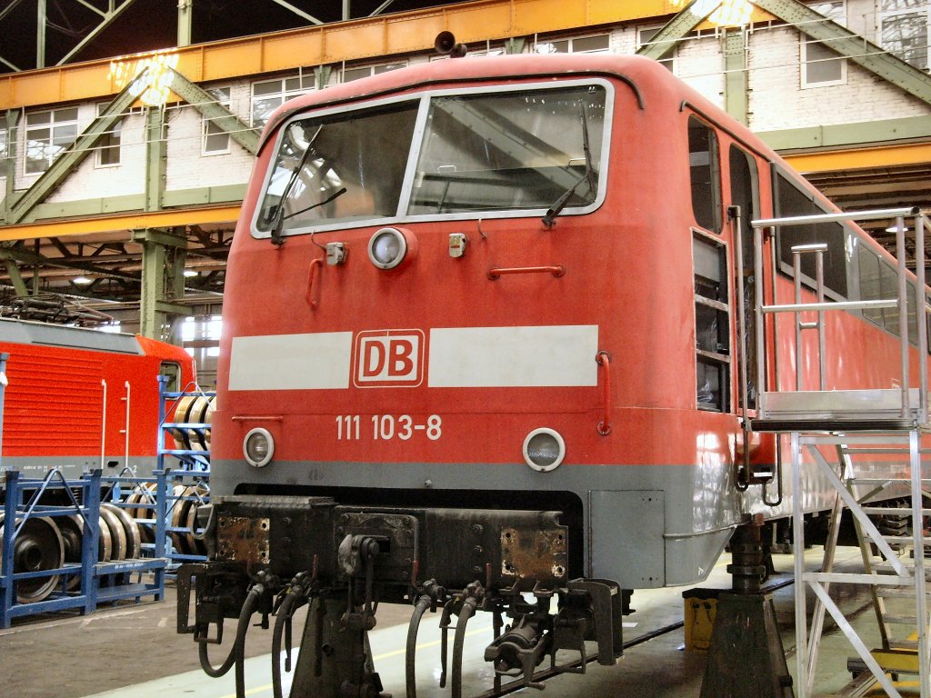 Aufgebockte E-Lok 111 103 in der Halle des Aw Dessau, September 2009