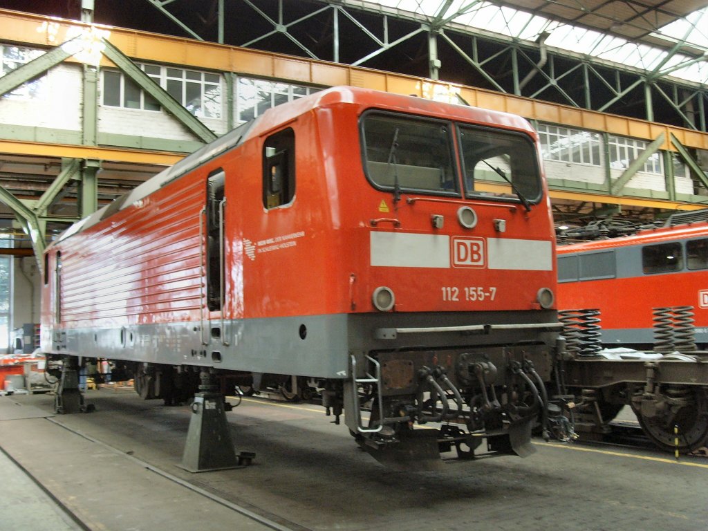Aufgebockte Lok der BR 112 im Aw Dessau, September 2009