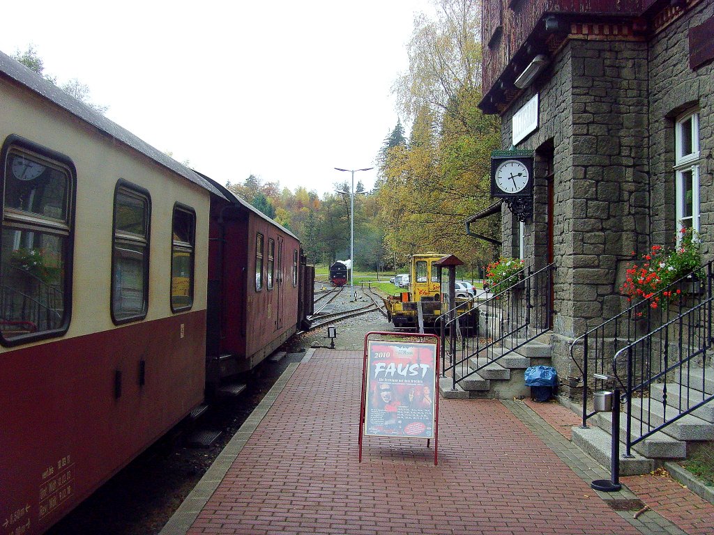 Bahnhof  Alexisbad mit Dampfzug, Oktober 2010                                                  