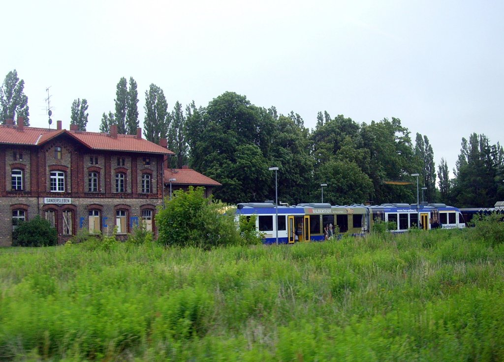 Bahnhof Sandersleben mit Triebwagen