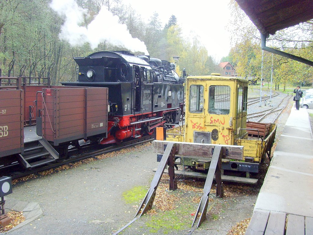 Bhf Alexisbad mit Zug nach Harzgerode, Oktober 2010