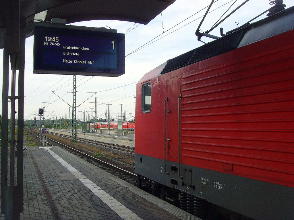 BR 143 am Bahnssteig 1 in Lutherstadt Wittenberg, 2011