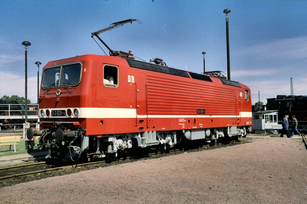 BR 243 auf der Fahrzeugausstellung in Magdeburg, vor 1989
