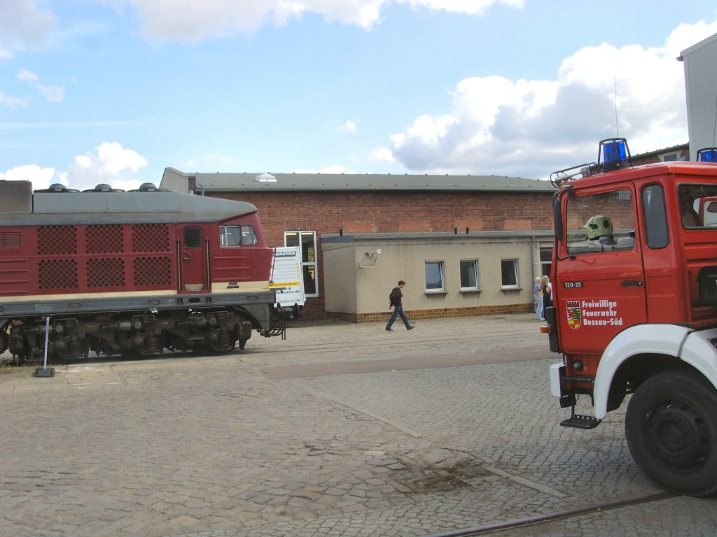Diesellok BR 130 und Feuerwehrfahrzeug Dessau-Sd, Aw Dessau September 2009