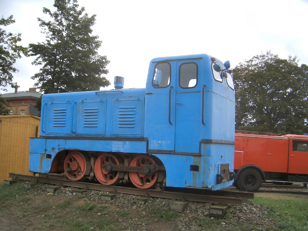 Dieserllok der Mansfelder Bergwerksbahn, ausgestellt auf einen Gleisstck, Oktober 2005