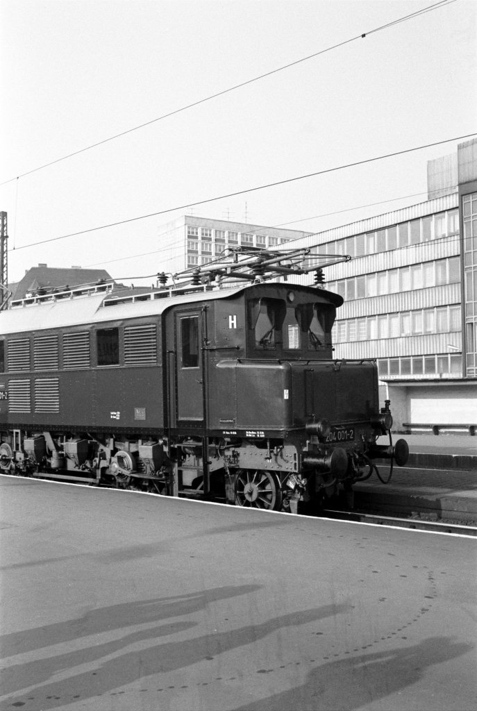 E 04 um 1985 in Halle Saale hauptbahnhof