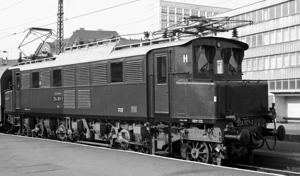 E 04 um 1985 in Halle Saale Hauptbahnhof