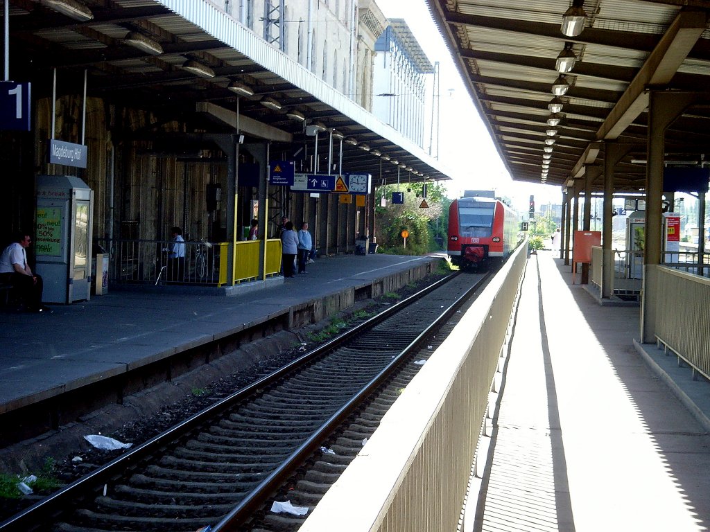 Elektrischer Triebwagenzug nach Schnebeck in Magdeburg, 2011
