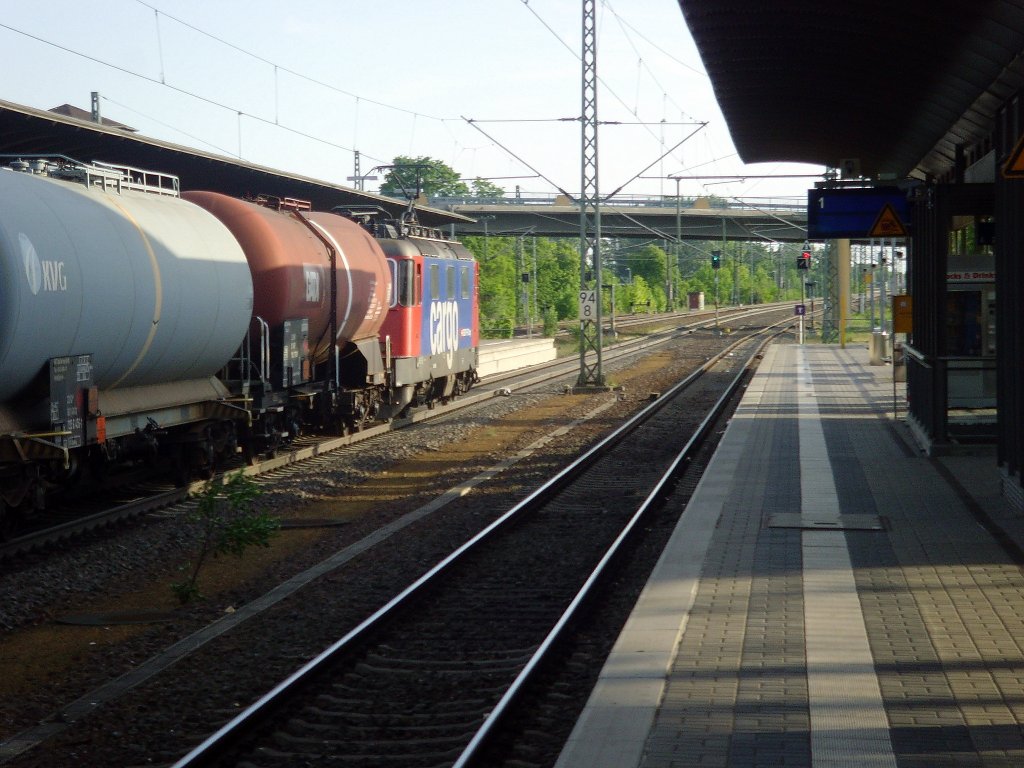 Gterzug mit schweizer E-Lokomotive durchfhrt Lu Wittenberg, 2011
