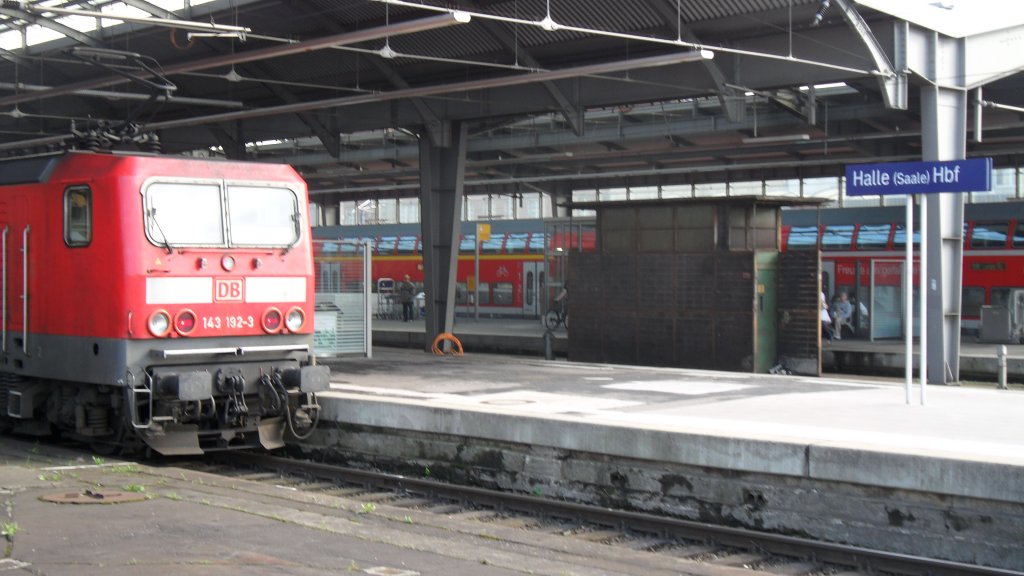 Halle Hauptbahnhof 2011 mit BR 143