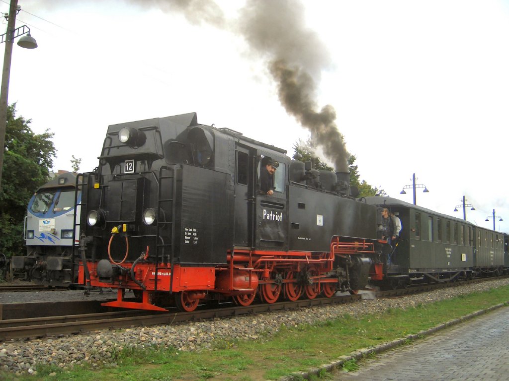 Lok 12 mit Zug nach Hettstedt im Bhf Benndorf, Oktober 2005