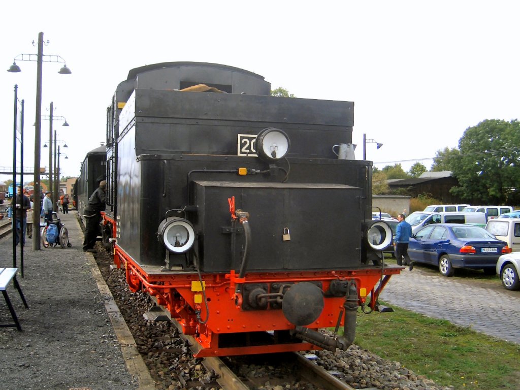 Lok 20 mit Personenzug in Benndorf, Oktober 2005
