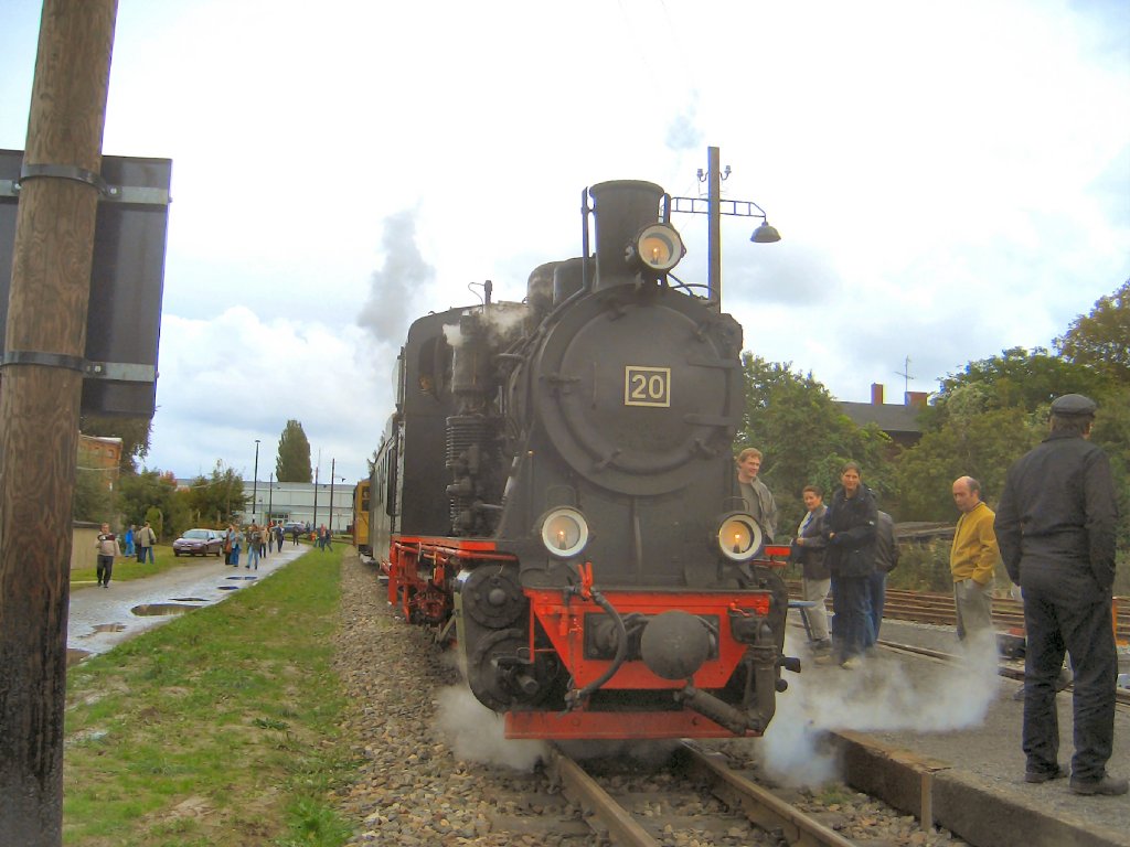 Lok 20 vor Zug im Bhf Benndorf, Oktober 2005