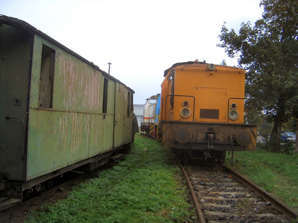 Normalspur-Diesellokomotiven neben Schmalspurwagen, Oktober 2005