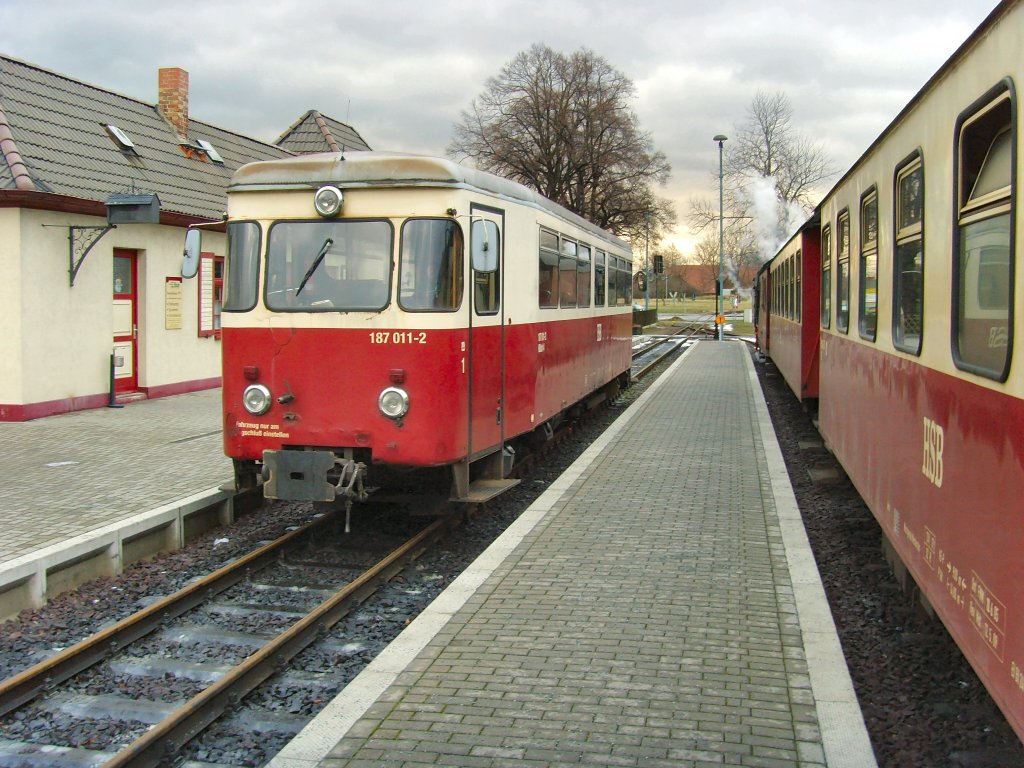 Triebwagen und Dampfzug in gernrode, Dezember 2009