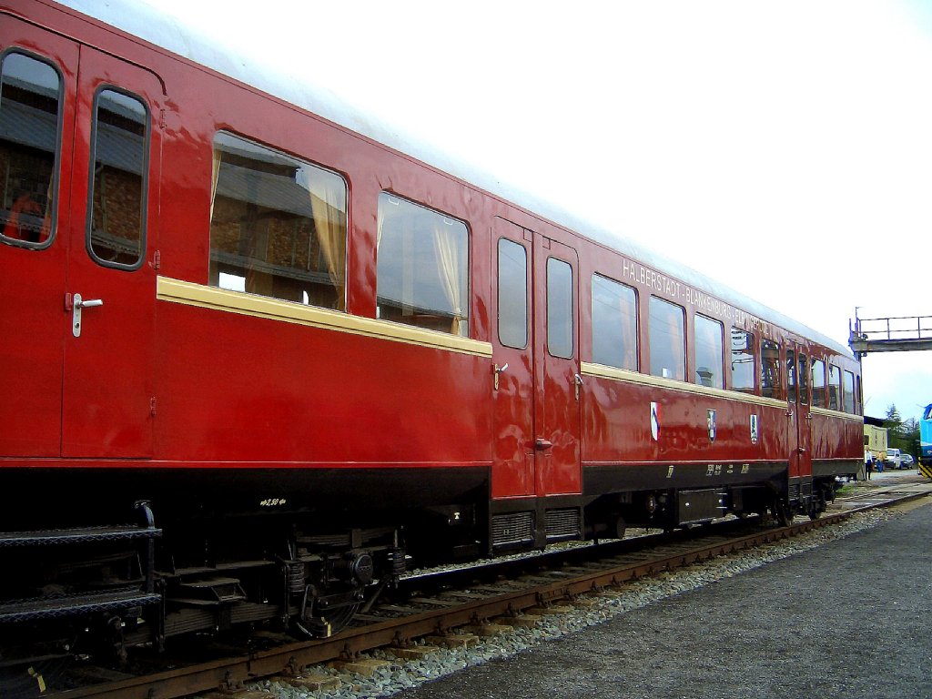 Triebwagen der Halberstadt-Blankenburger-Eisenbahn in Klostermannsfeld, Oktober 2009
