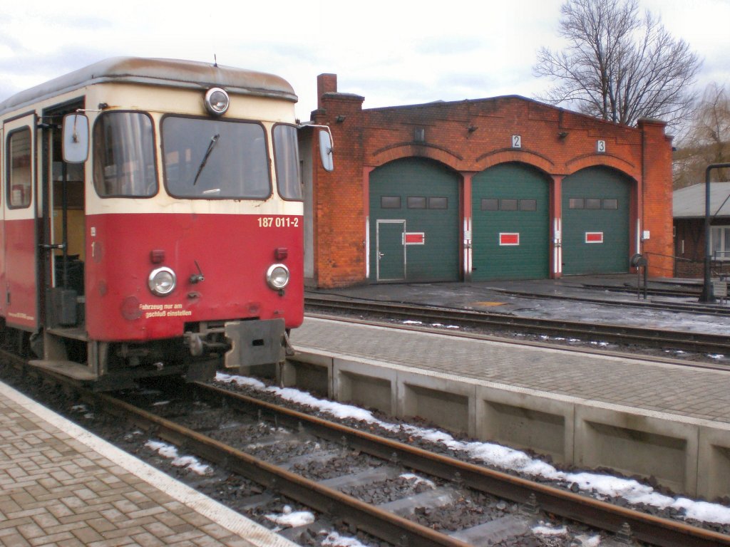Triebwagen und Lokschuppen in gernrode, Dezember 2009