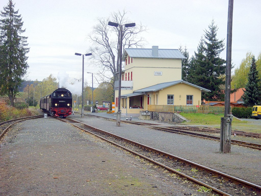 Zug aus Hasselfelde fhrt in den Bhf Stiege ein, Oktober 2010