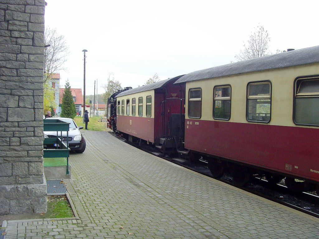 Zug der Selketalbahn in Harzgerode, Oktober 2010
