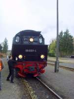 Selketalbahn/101006/99-6001-in-stiege-vor-der 99 6001 in Stiege vor der fahrt nach Alexisbad, Oktober 2010